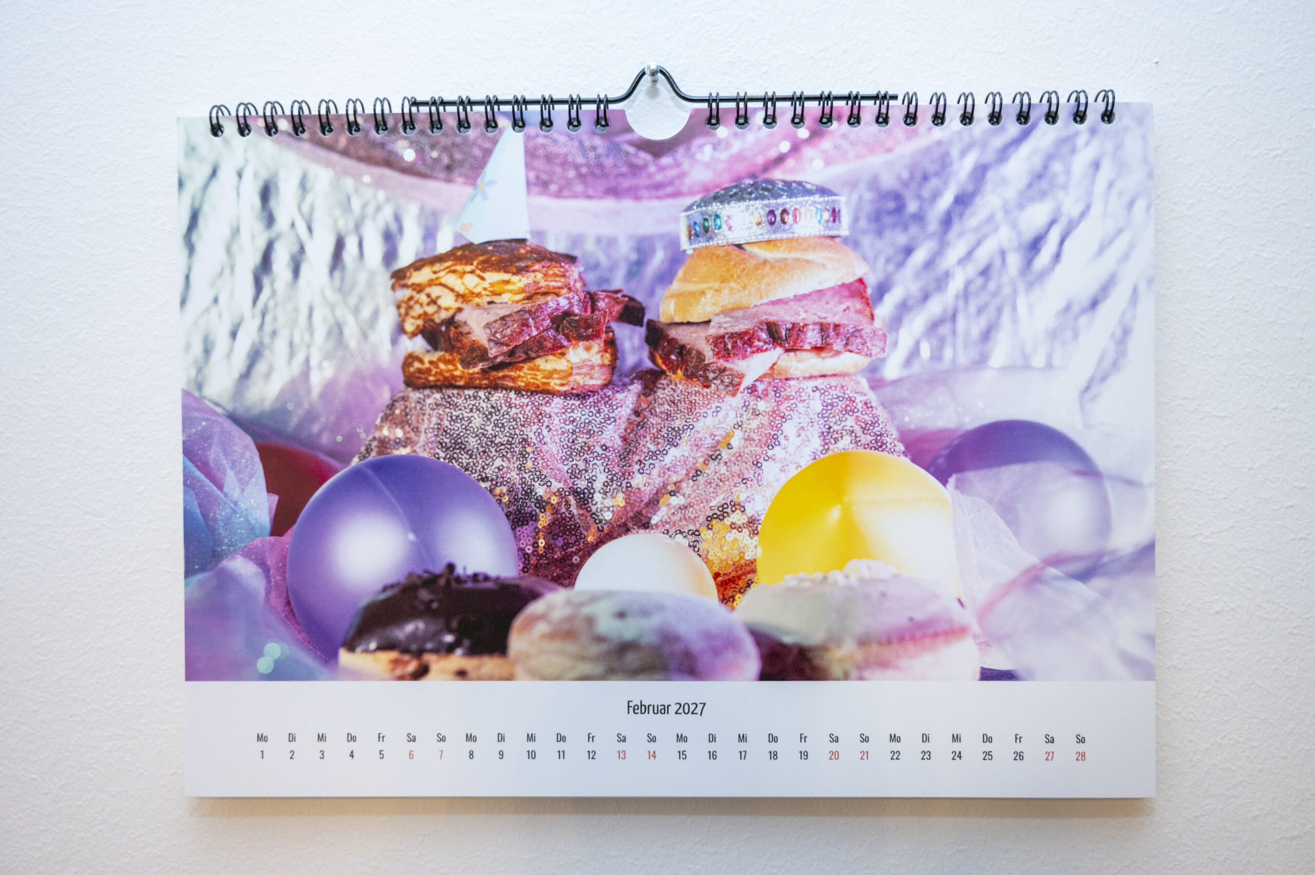 Leberkäse Kalender 2027 | Lustiger Wandkalender DIN A4 quer | Geschenk für Leberkäs-Fans | 12 witzige Leberkässemmel-Motive – Bild 5