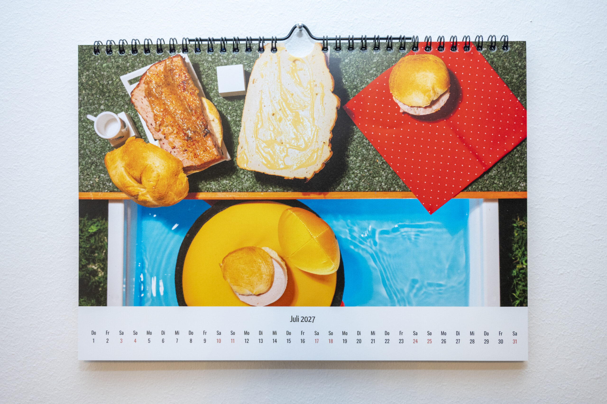 Leberkäse Kalender 2027 | Lustiger Wandkalender DIN A4 quer | Geschenk für Leberkäs-Fans | 12 witzige Leberkässemmel-Motive – Bild 4