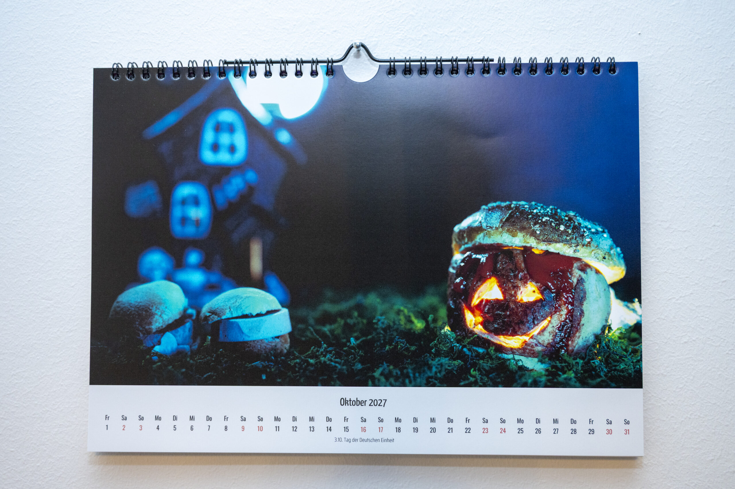 Leberkäse Kalender 2027 | Lustiger Wandkalender DIN A4 quer | Geschenk für Leberkäs-Fans | 12 witzige Leberkässemmel-Motive – Bild 3